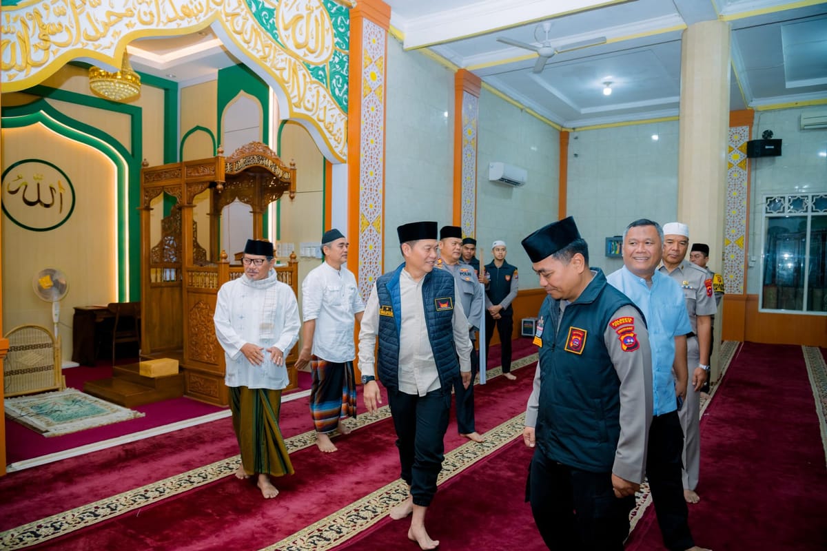 Wakapolda Sumbar dan Jajaran Polda Gelorakan Semangat Kebersamaan Lewat Salat Subuh Berjamaah