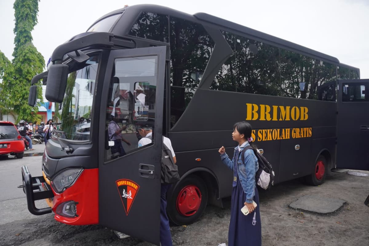 Wujud Peduli Pendidikan, Brimob Kalteng Luncurkan Program Bus Sekolah Gratis