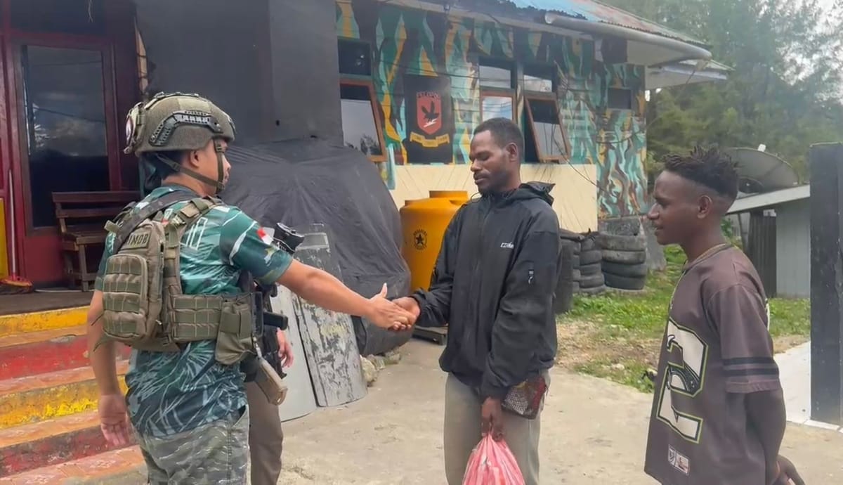 Wujudkan Kedekatan dengan Masyarakat, Operasi Damai Cartenz Gelar Kegiatan Humanis di Enarotali