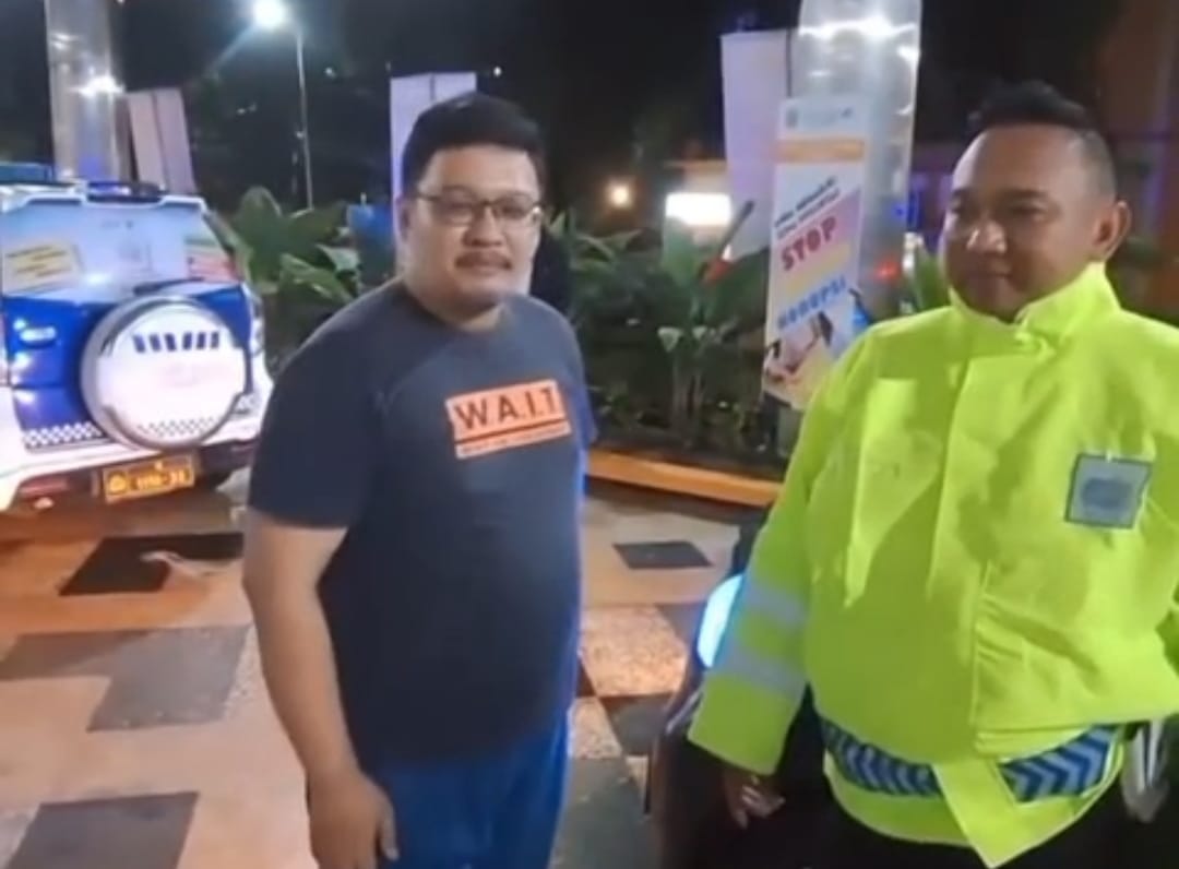 Aksi Heroik! Patwal Polresta Malang Kota Buka Jalan untuk Selamatkan Pasien Darurat di Tengah Banjir