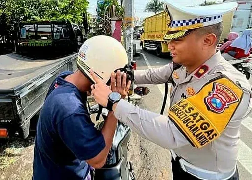Banyak Pengendara Kaget Dikira Ditilang, Satlantas Malang Kota Justru Bagikan Helm Gratis di Operasi Zebra Semeru