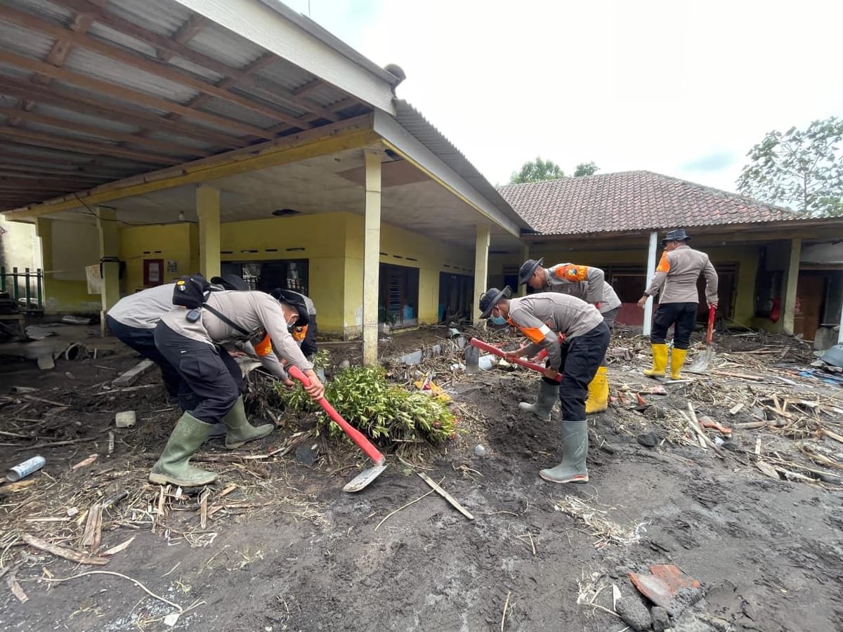 Brimob Jatim Tingkatkan Dukungan Kemanusiaan untuk Korban Erupsi Semeru
