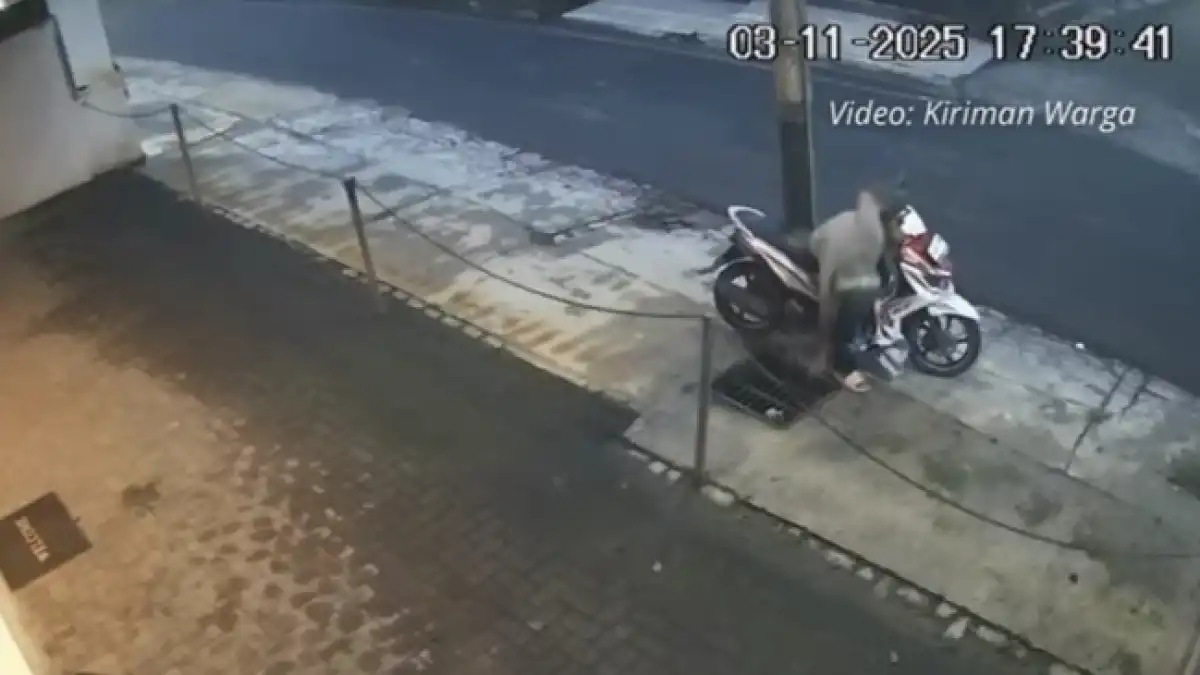 Curi Besi Penutup Selokan di Tengah Ramai Jalan, Aksi Pelaku di Malang Terekam Jelas CCTV