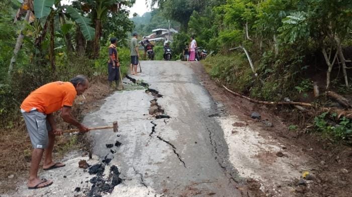 Detik-detik Jalan di Cilacap Ambles 30 Cm Sepanjang 7 Meter Akibat Hujan Deras