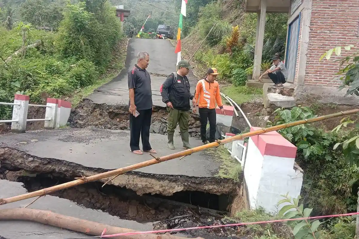 Detik-detik Jembatan Tayem Timur Ambruk, Akses Warga Ciampel ke Banyumas Terputus