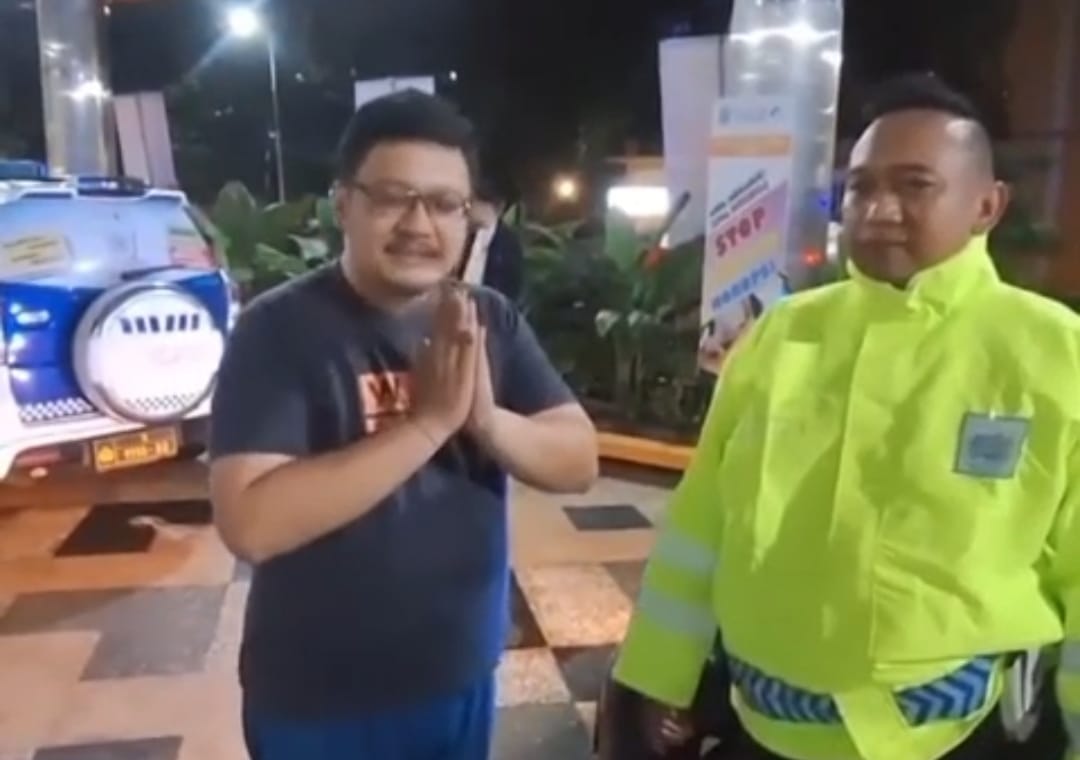 Di Tengah Genangan dan Macet Panjang, Patwal Malang Kota Jadi Penyelamat Warga dalam Kondisi Kritis