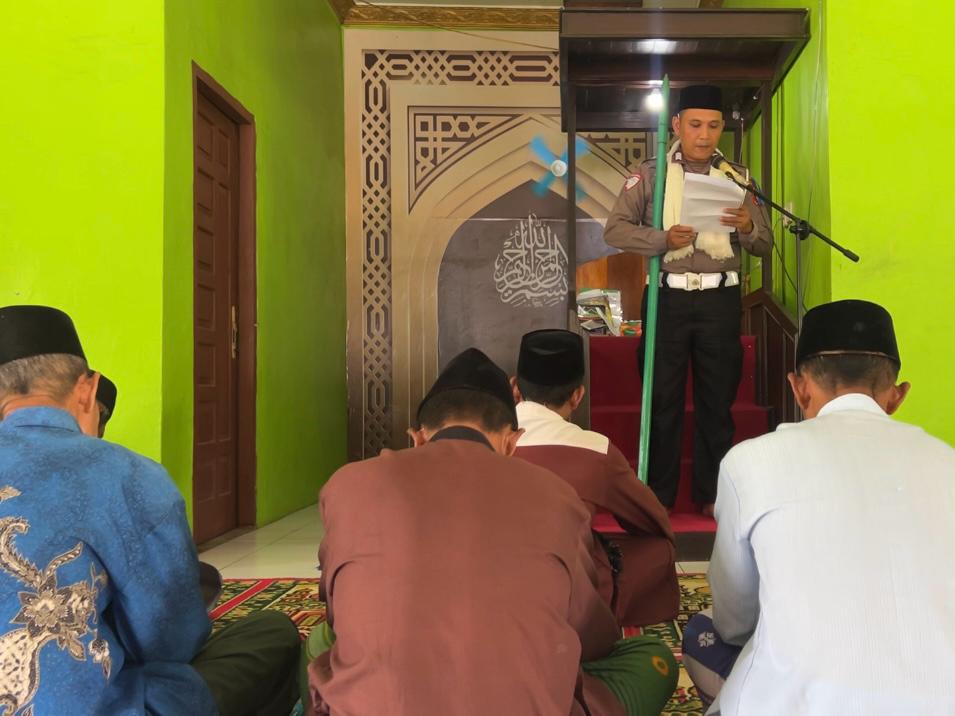 Di Tengah Ops Zebra Telabang 2025, Satlantas Polres Kotim Jadi Khotib Sholat Jumat dan Beri Himbauan Kamseltibcar Lantas
