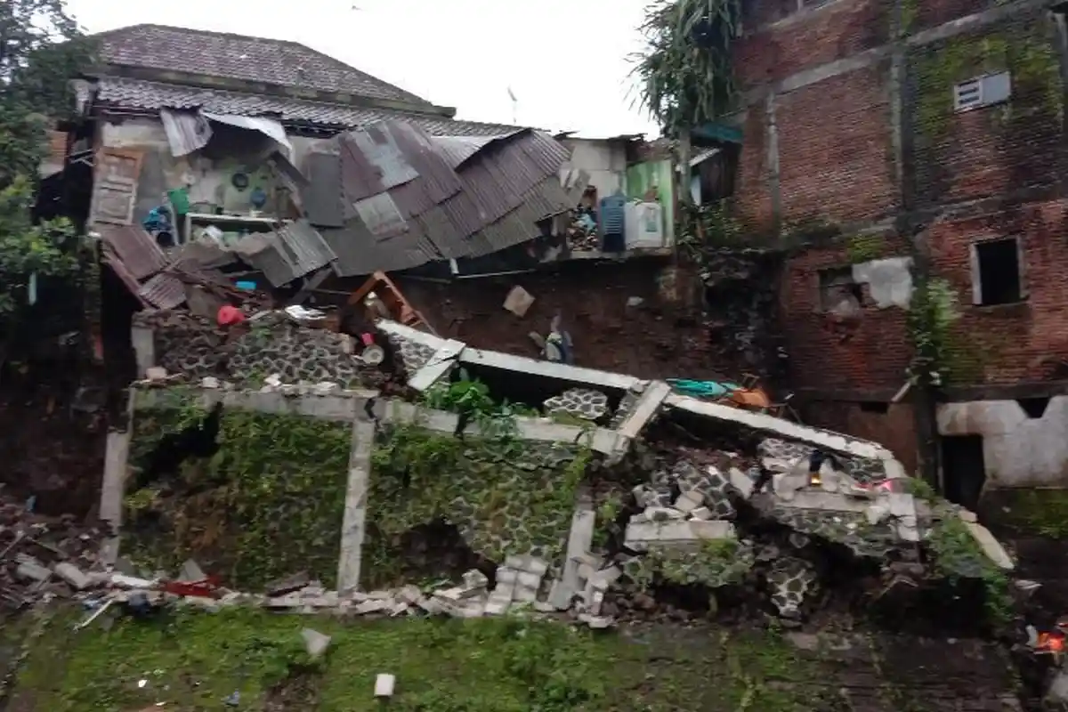 Diguyur Hujan Lebat, Rumah di Tapak Siring Malang Longsor dan Jatuh ke Sungai Brantas