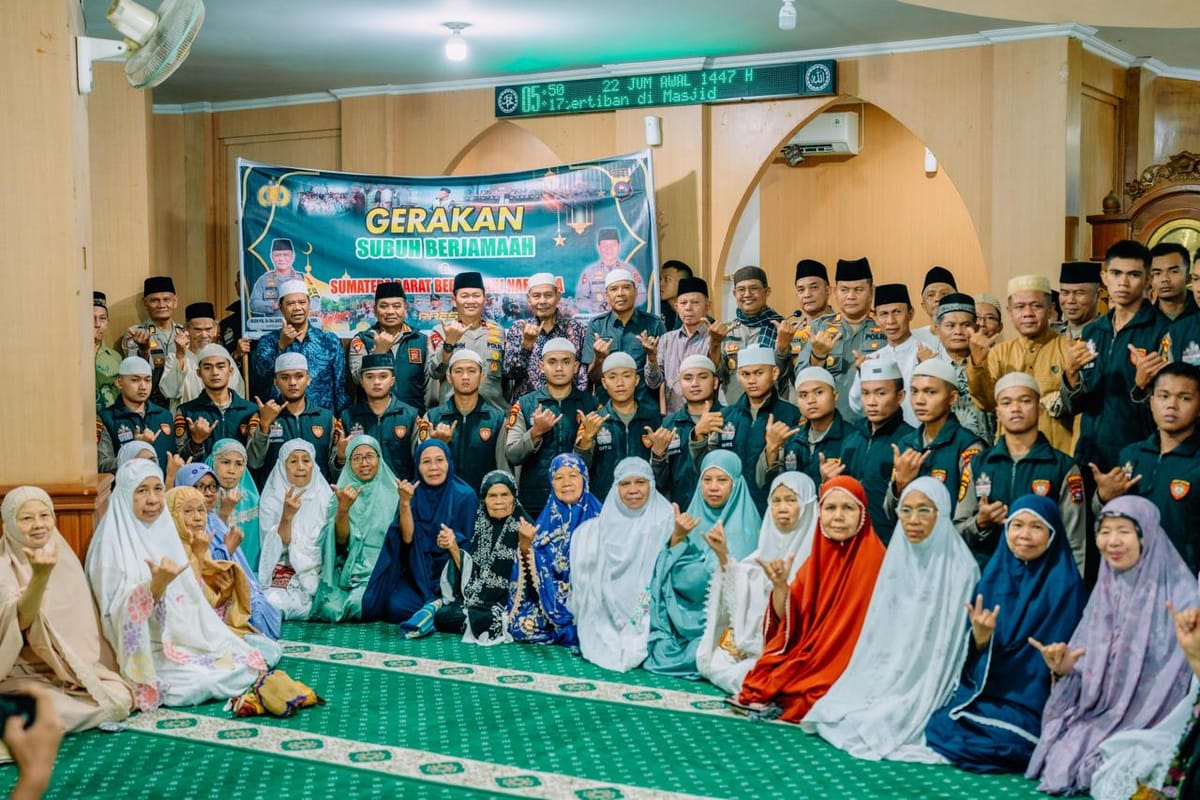 Dingin Fajar Padang Hangat oleh Kebersamaan, Wakapolda Sumbar Pimpin Subuh Berjamaah Bersama Warga Gunung Padang