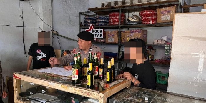 Dua Warung di Karangdadap dan Kedungwuni Dirazia, Polisi Sita 23 Botol Miras Ilegal