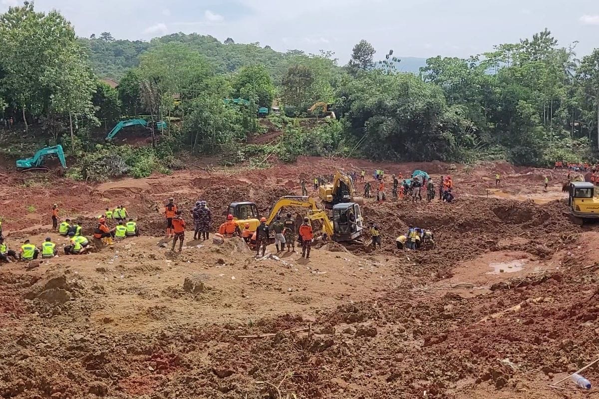 Hari Keenam Pencarian Korban Longsor Cilacap, Tujuh Warga Masih Hilang dan Baju Anak Ditemukan