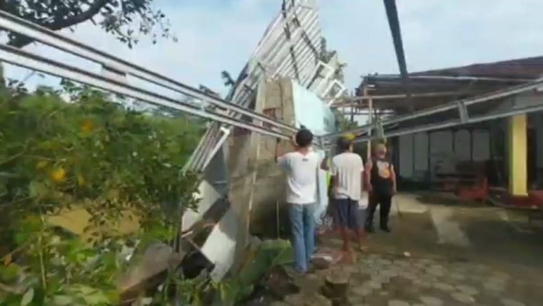 Hujan Deras Dua Hari, Rumah dan Musala di Banyumas Ambruk