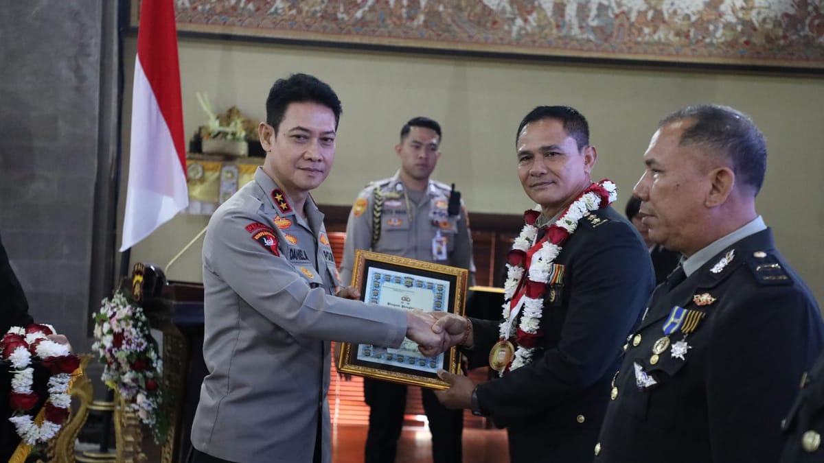 Kapolda Bali Beri Penghargaan kepada Personel Memasuki Purna Bhakti TA 2025