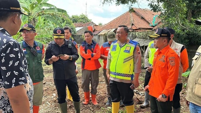Kapolresta Cilacap Tinjau Penanganan Banjir di Majenang dan Wanareja