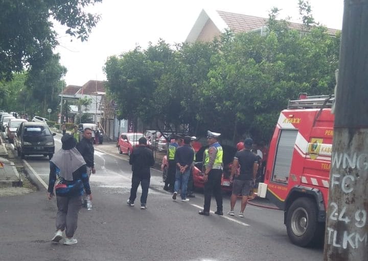 Kebakaran Mobil Terjadi di Depan Kantor Kejaksaan Wonogiri, Polisi Gerak Cepat Amankan Lokasi