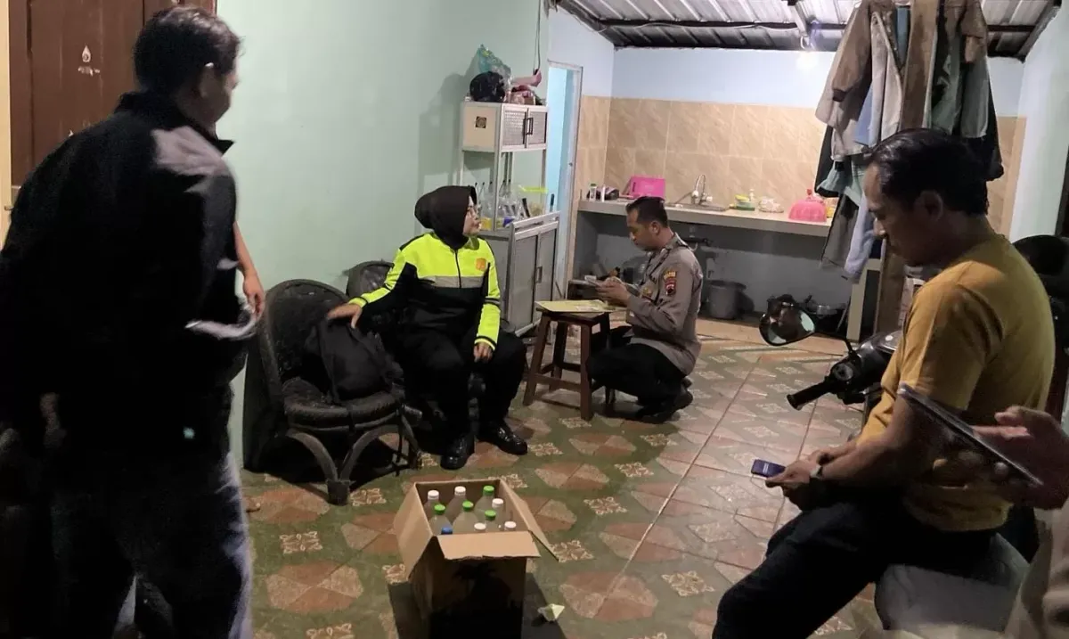 Operasi Pekat Polsek Karanganyar Sita 22 Botol Miras dari Dua Penjual di Bejen dan Tegalgede