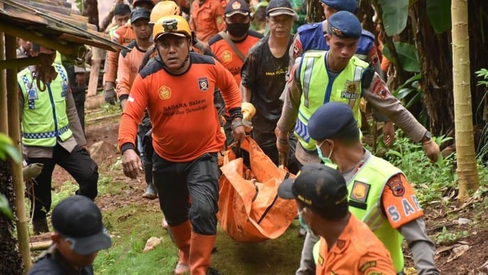 Operasi SAR Longsor Cilacap Libatkan Drone hingga Anjing Pelacak