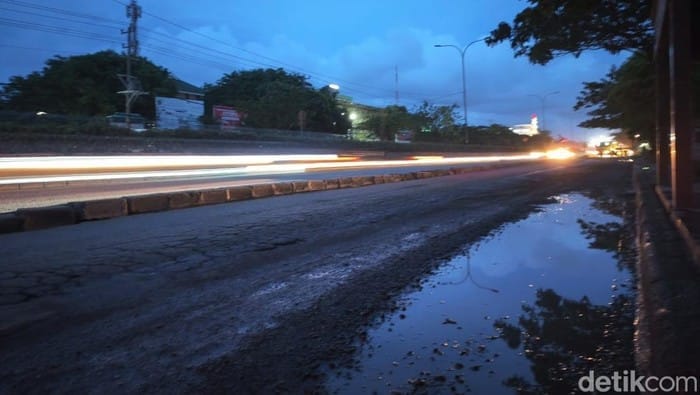 Pascabanjir, Kondisi Jalan Pantura Semarang Rusak Parah dan Bahayakan Pengendara