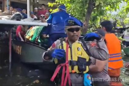 Peduli Kemanusiaan, Anggota Polda Jateng Bantu Pemakaman Warga di Tengah Banjir Semarang