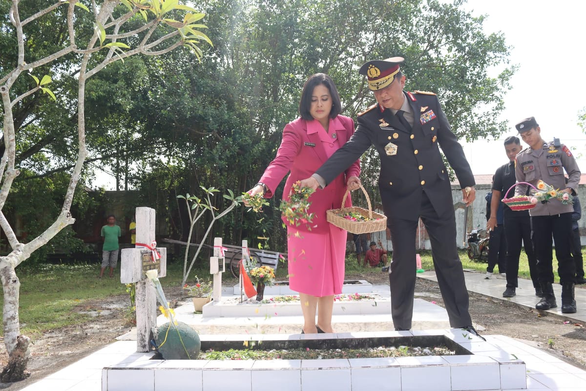 Peringatan Hari Pahlawan, Polda Kalteng Lakukan Ziarah dan Tabur Bunga di TMP Sanaman Lampang