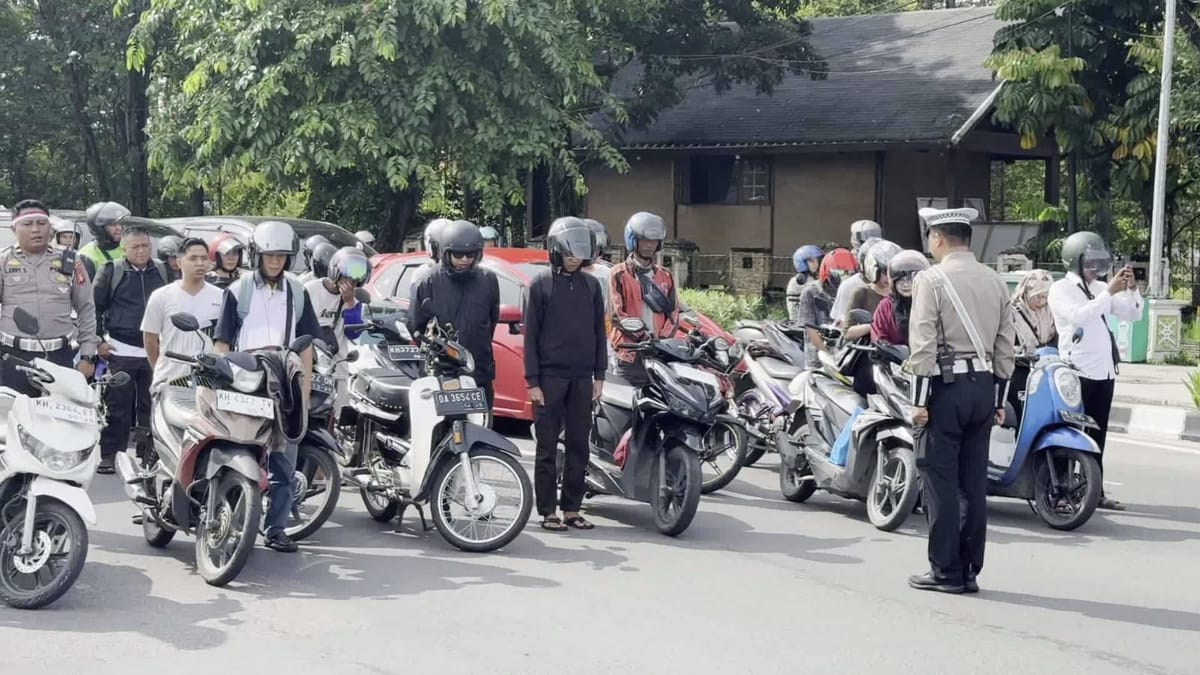 Peringati Hari Pahlawan, Ditlantas Polda Kalteng Gelar Mengheningkan Cipta di Jalan Raya
