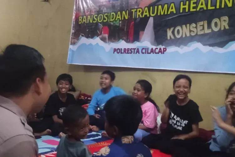 Polda Jateng dan Polresta Cilacap Berikan Trauma Healing kepada Warga Pengungsian di Cibeunying