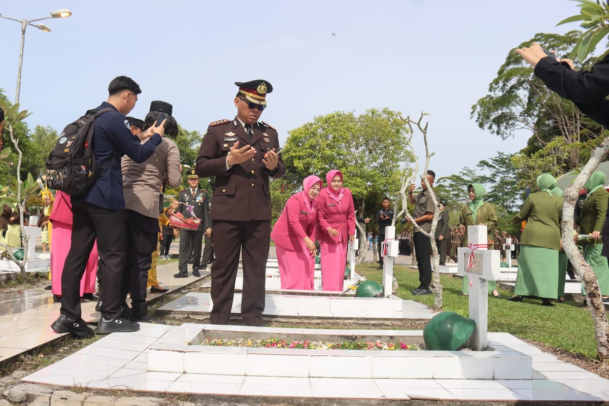 Polda Kalteng Gelar Ziarah dan Tabur Bunga di TMP Sanaman Lampang untuk Kenang Jasa Pahlawan