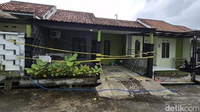 Polisi Periksa Tetangga Korban Pria yang Ditemukan Tergantung dengan Pisau Menancap di Kendal