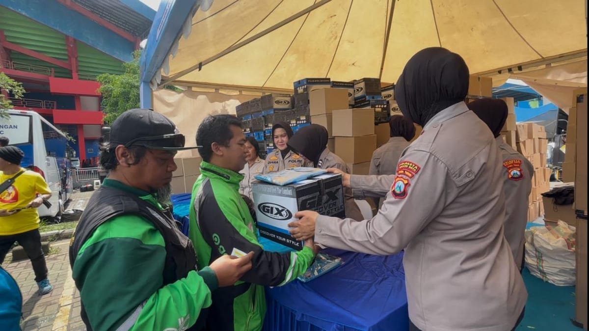 Polres Malang Kota Bagikan Ribuan Helm kepada Pengemudi Ojol