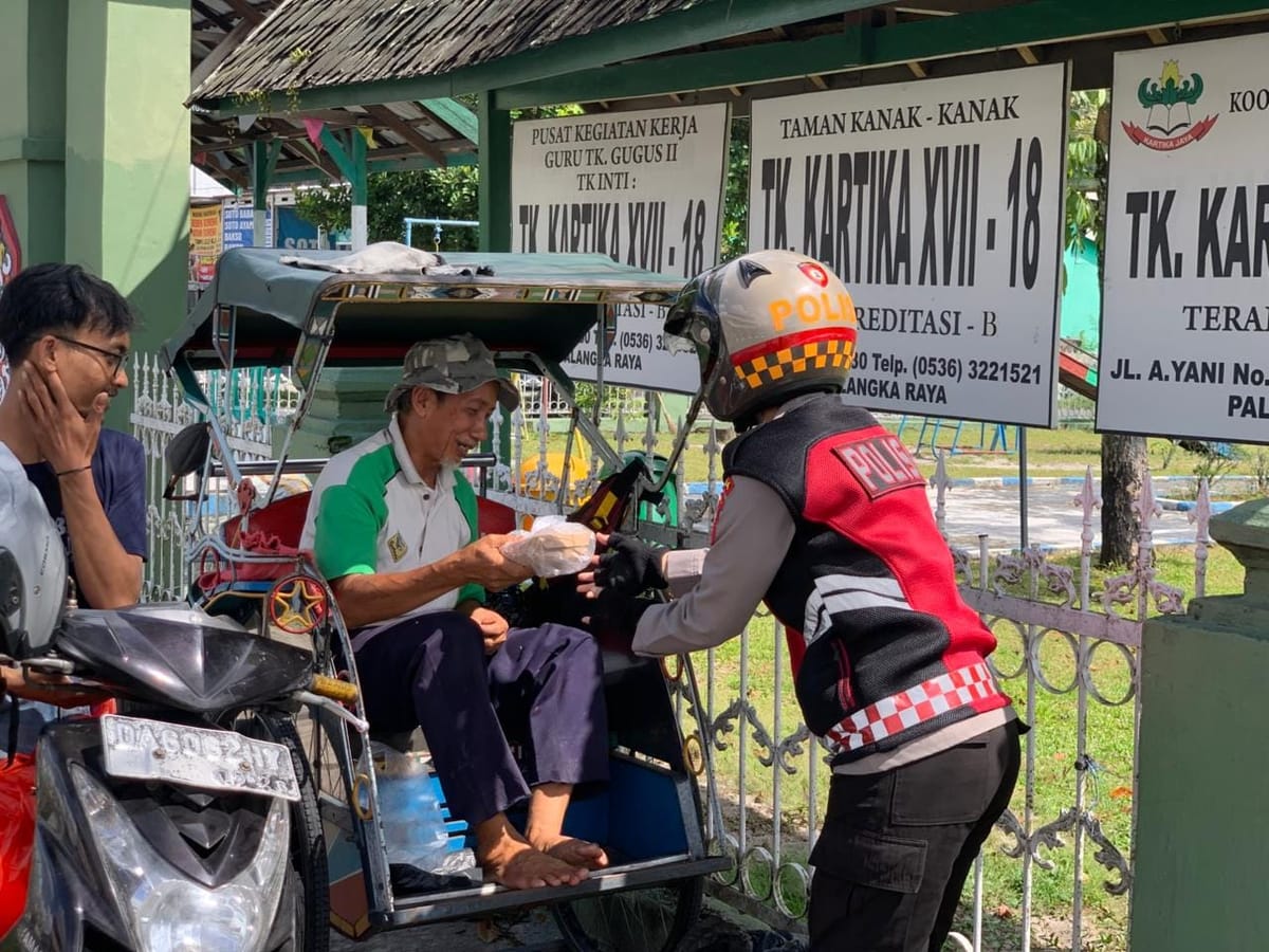 Polwan Ditsamapta Polda Kalteng Tebar Kebaikan, Bagikan Makanan Gratis Saat Patroli Humanis di Palangka Raya