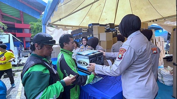 Ratusan Ojol Terima Helm dan Beras dari Polresta Malang Kota di Momen Deklarasi Jogo Jatim