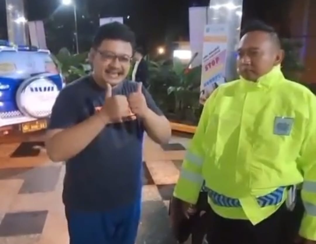 Respons Cepat Patwal Polresta Malang Kota Selamatkan Ibu Sakit Lambung yang Terjebak Kemacetan