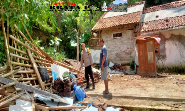 Rumah Warga Roboh, Polsek Wangon Polresta Banyumas Bergerak Cepat Evakuasi Korban