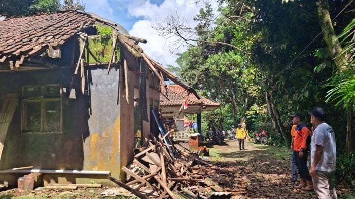 Rumah Warga di Cilacap Ambruk Akibat Angin Kencang, BPBD Beri Bantuan Stimulan