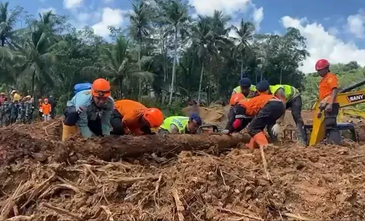 Satbrimob Polda Jateng Temukan Dua Korban Meninggal dalam Operasi SAR Longsor Majenang