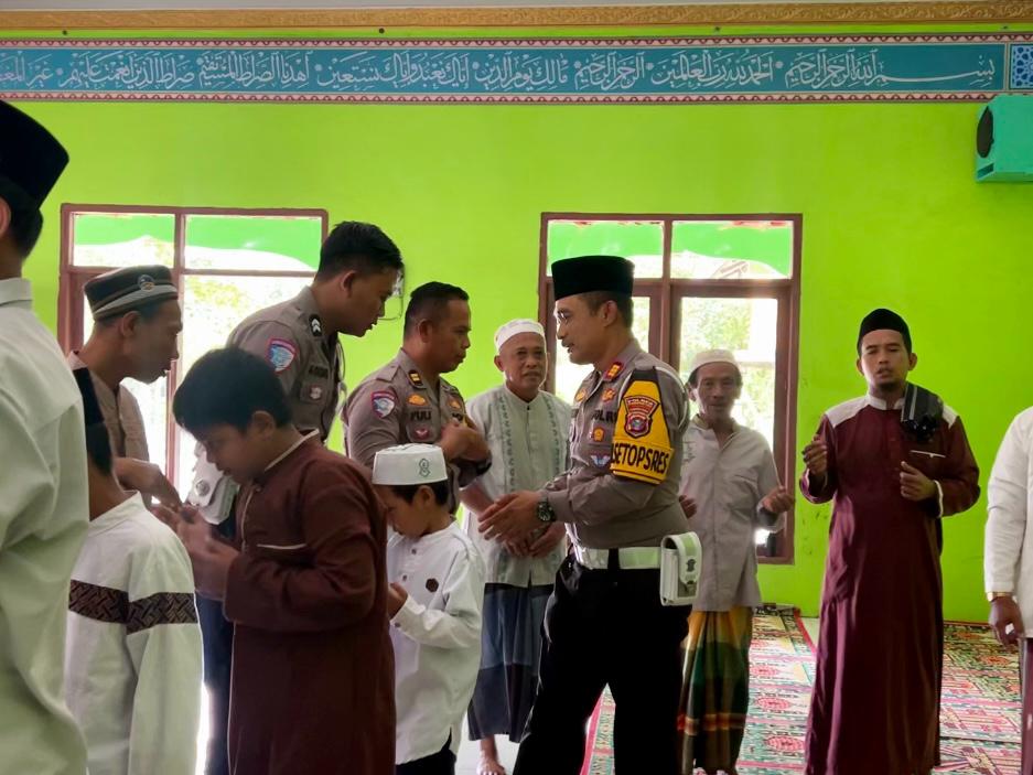 Satlantas Polres Kotim Sampaikan Pesan Keselamatan Berlalu Lintas Lewat Mimbar Jumat di Tengah Operasi Zebra Telabang 2025