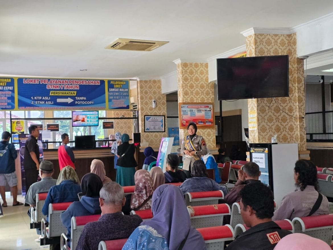 Satlantas Polresta Cilacap Beri Reward kepada Warga Tertib saat Pengambilan BPKB