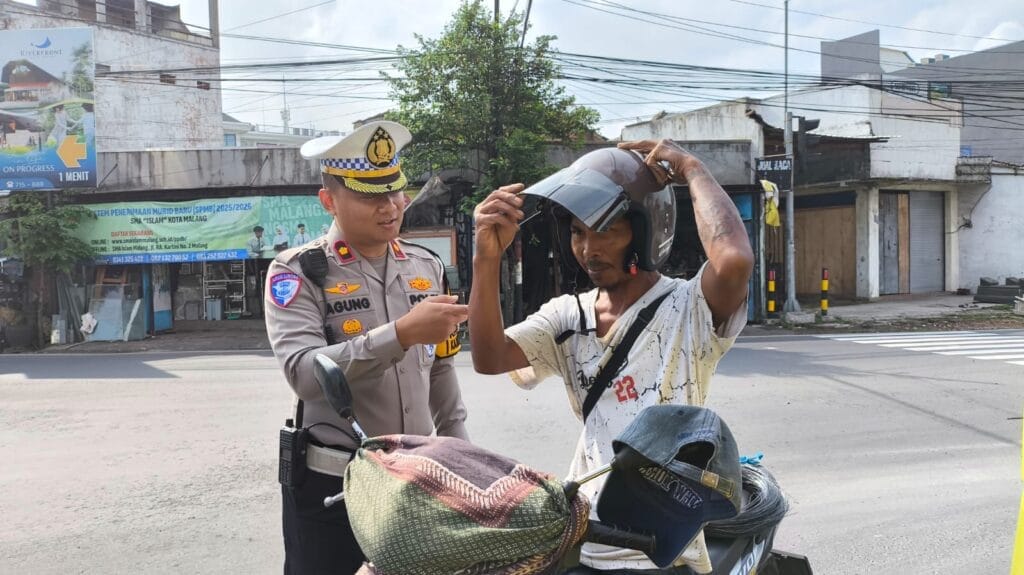 Satlantas Polresta Malang Kota Bagi 100 Helm SNI, Edukasi Keselamatan Jadi Prioritas