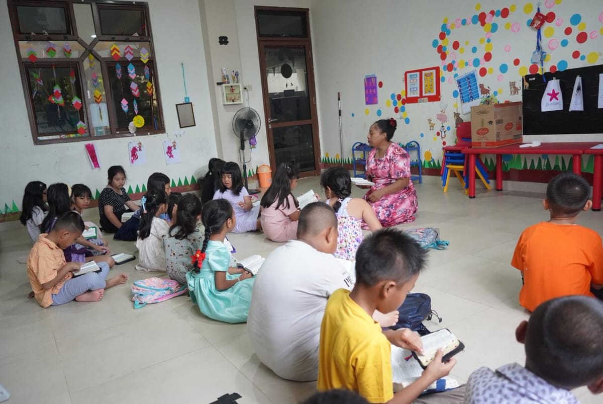 Sentuhan Kasih Satgas Humas Damai Cartenz bagi Anak Sekolah Minggu GKI Alfa Omega Kotaraja