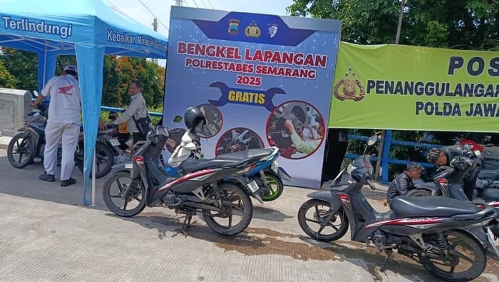 Sigap, Bengkel Polrestabes Semarang Tangani Kendaraan Mogok karena Banjir Genuk