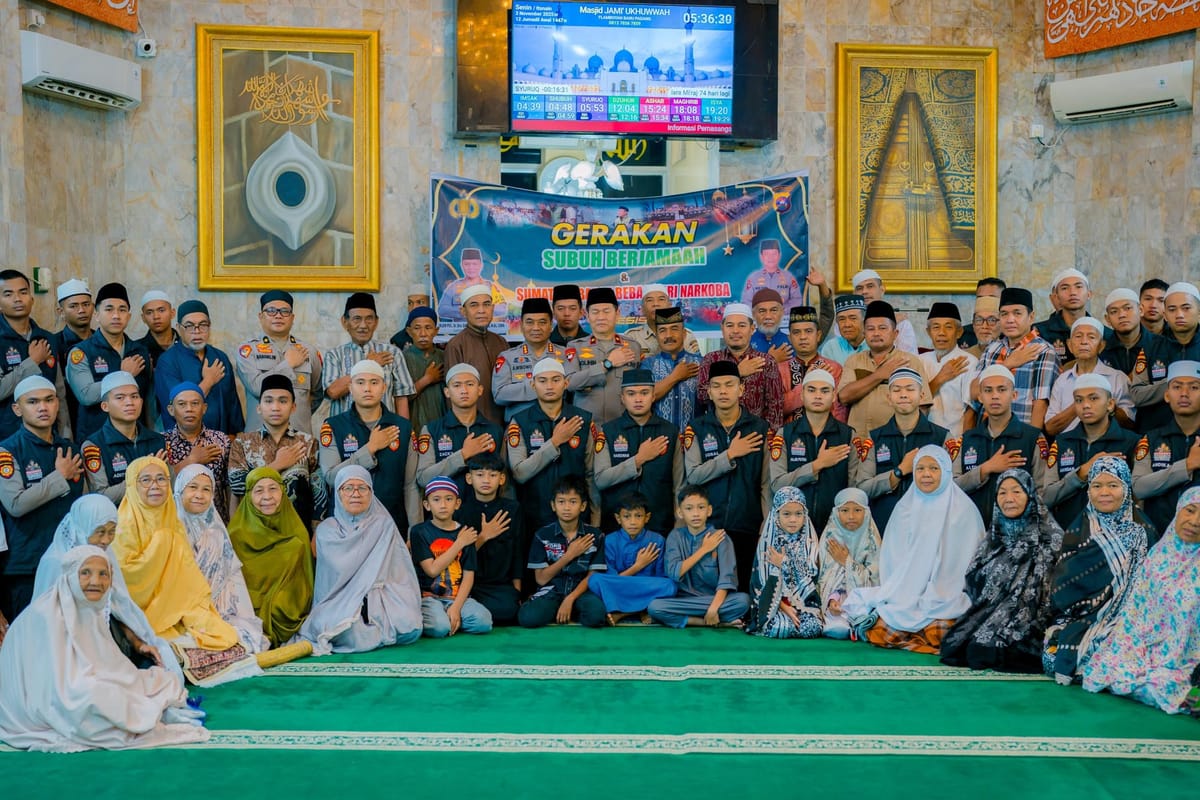 Suasana Hangat di Masjid Ukhuwah: Wakapolda Sumbar dan Kapolresta Padang Salat Subuh Bareng Warga
