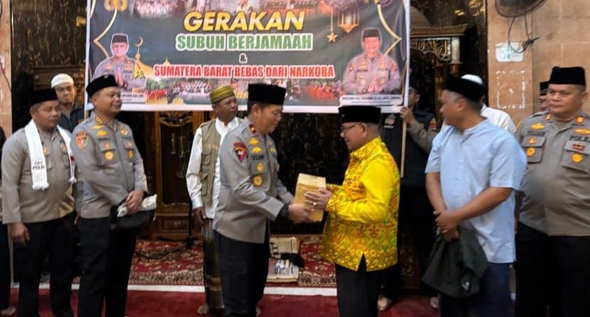 Tausiah Hingga Dialog Hangat: Waka Polda Sumbar Warnai Gerakan Subuh Berjamaah di Padang