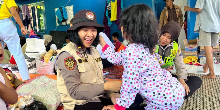 Tim Trauma Healing Pulihkan Tawa Anak-Anak di Pengungsian Cilacap dan Banjarnegara