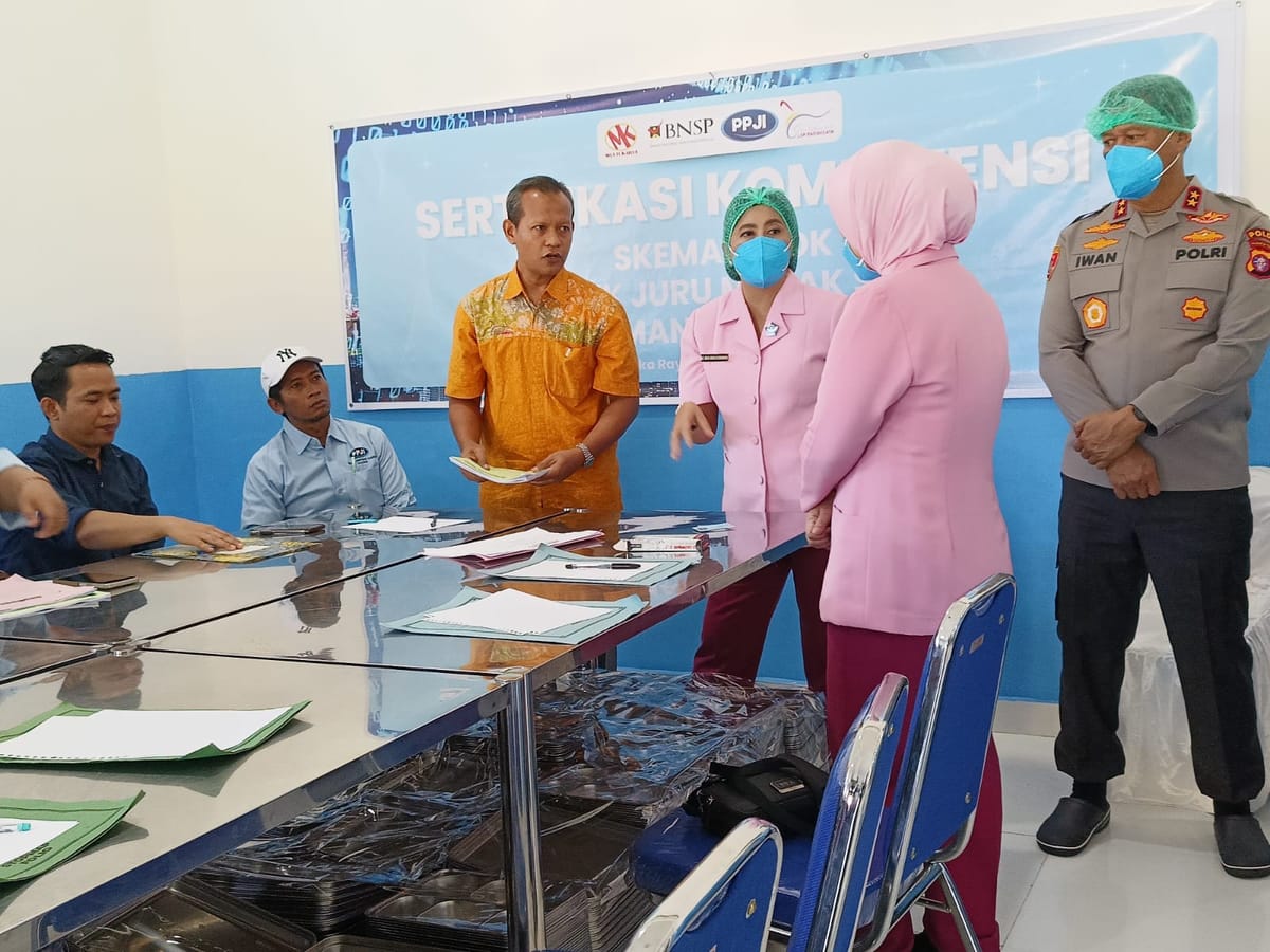 Tingkatkan Standar SOP MBG, Polda Kalteng Sertifikasi 18 Koki di Satuan Pengamanan
