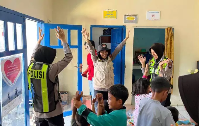 Trauma Healing, Polisi Ciptakan Suasana Ceria bagi Korban Longsor