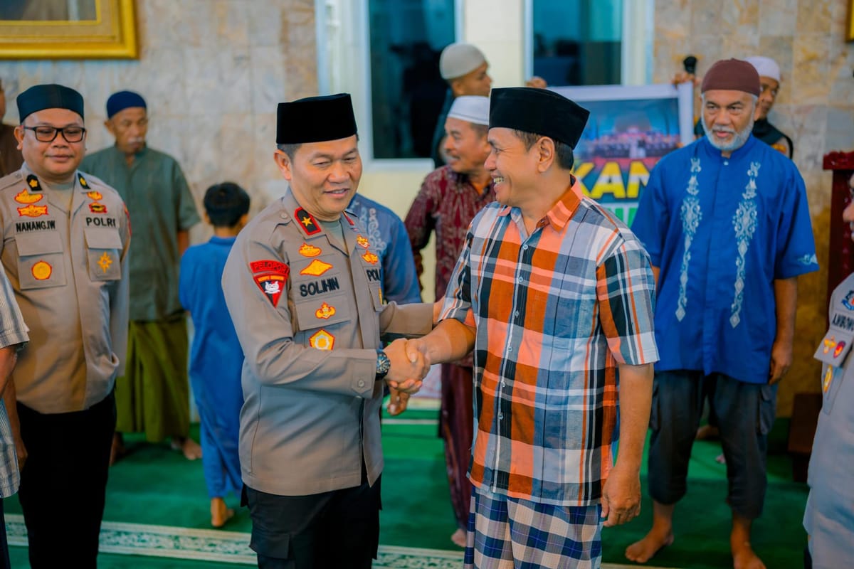 Wakapolda Sumbar Brigjen Pol Solihin Gelar Subuh Berjamaah di Masjid Jami’ Ukhuwah Padang