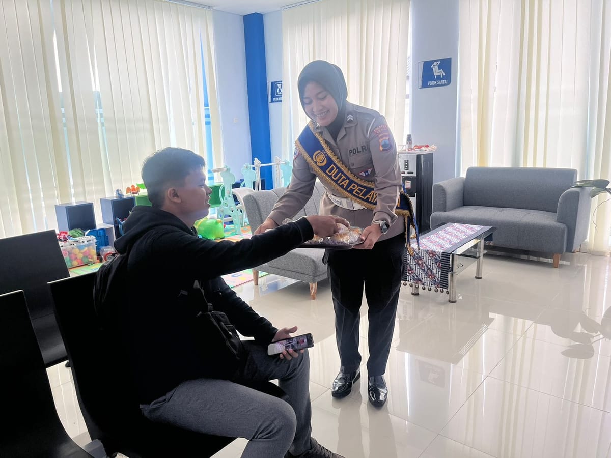 Warga Taat Pajak Kendaraan Dapat Snack dari Polresta Cilacap