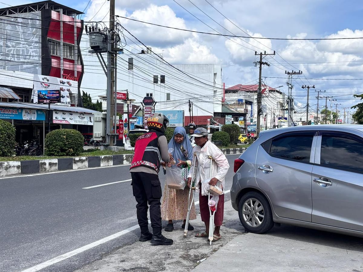 Wujudkan Kepedulian Sesama, Personel Polwan Ditsamapta Polda Kalteng Bagikan Makan Gratis Kepada Masyarakat Sembari Berpatroli