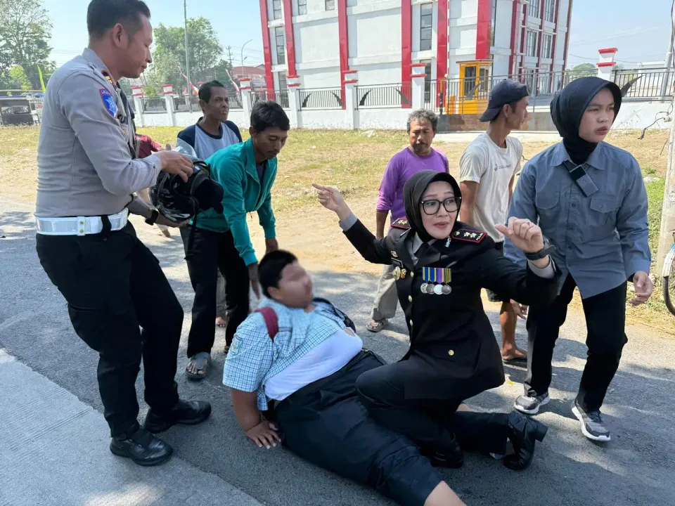 Aksi Cepat Kapolres Sragen Selamatkan Korban Kecelakaan di Tempat