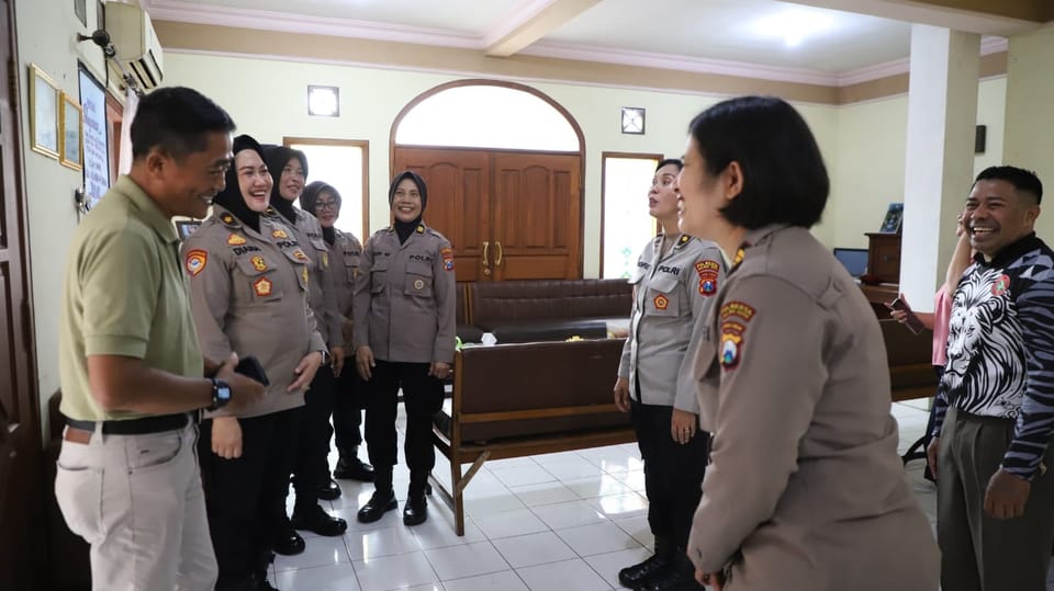 Aksi Toleransi Polwan Malang Kota di HUT ke-77, Sapu Tempat Ibadah